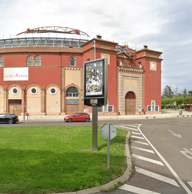Reloj-termómetro publicitario frente a la Plaza de Toros de León, en la calle Maestro Nicolás